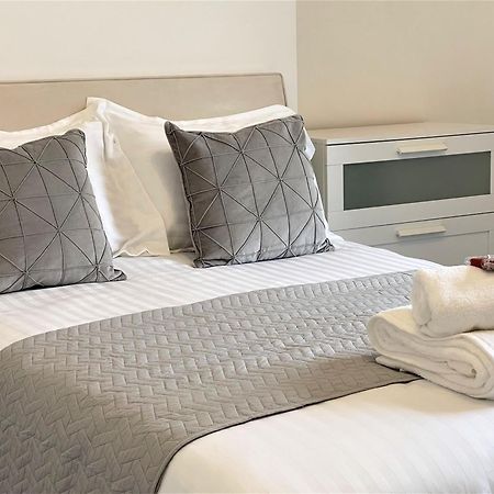 Robinhuts - 3 Bed Accommodation -Perfect For Contractors, Families & Students Kingston upon Hull ภายนอก รูปภาพ