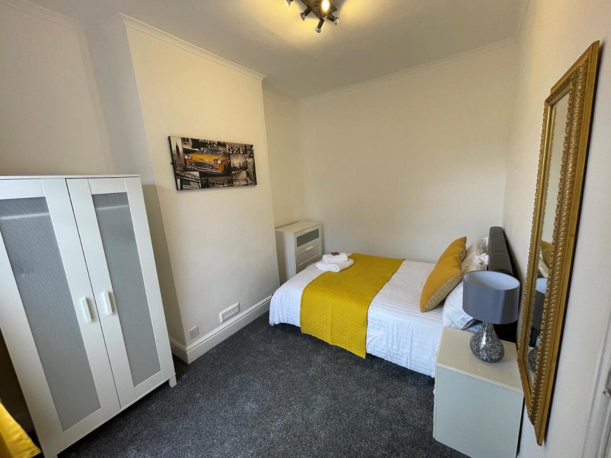 Robinhuts - 3 Bed Accommodation -Perfect For Contractors, Families & Students Kingston upon Hull ภายนอก รูปภาพ