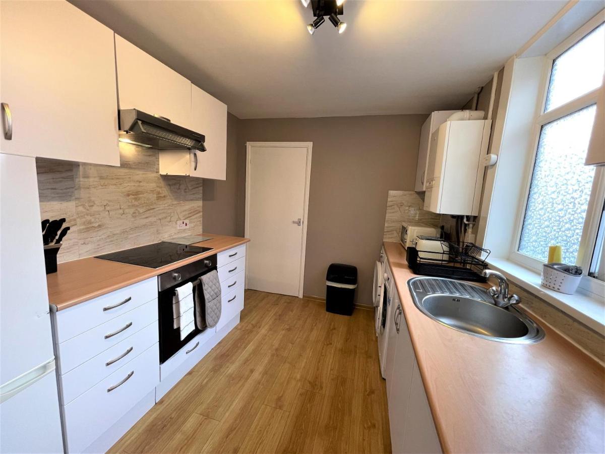 Robinhuts - 3 Bed Accommodation -Perfect For Contractors, Families & Students Kingston upon Hull ภายนอก รูปภาพ