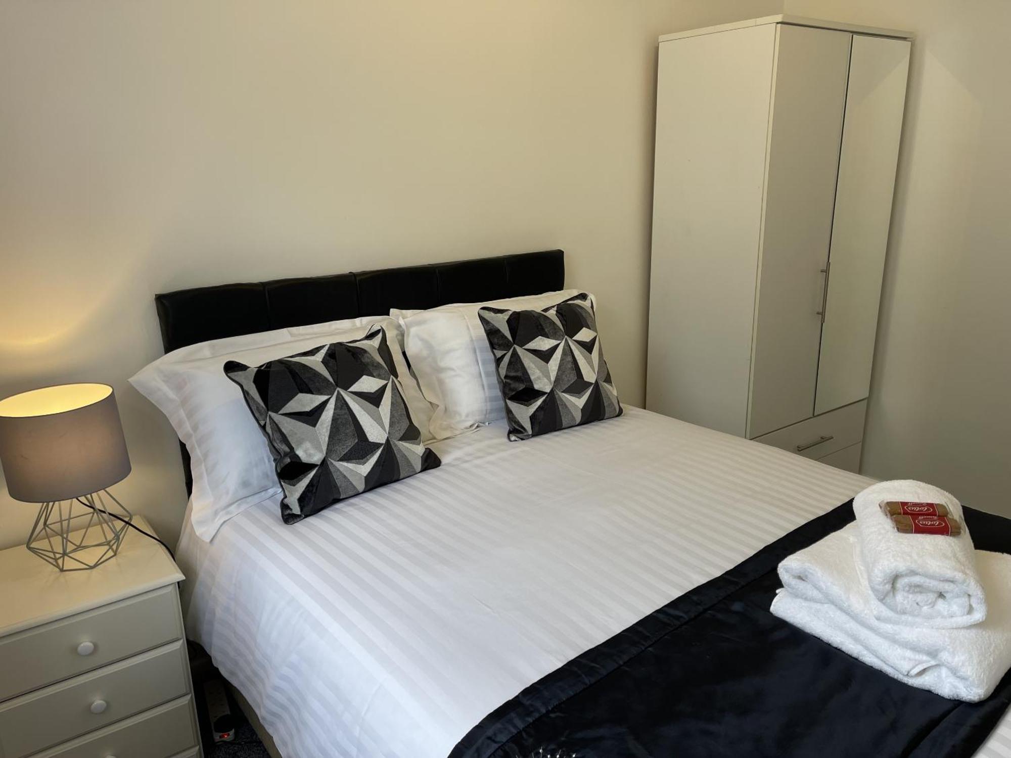 Robinhuts - 3 Bed Accommodation -Perfect For Contractors, Families & Students Kingston upon Hull ภายนอก รูปภาพ