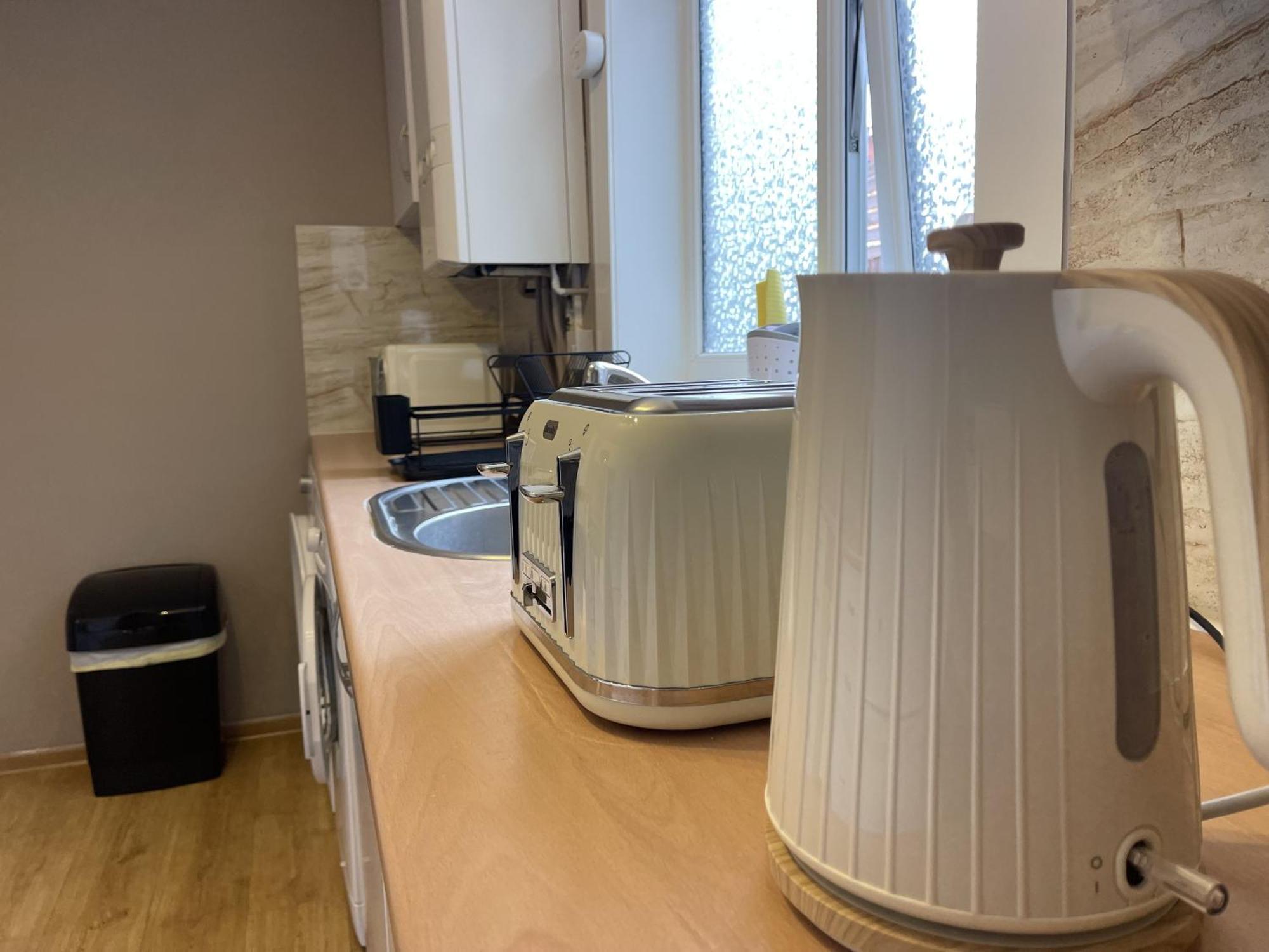 Robinhuts - 3 Bed Accommodation -Perfect For Contractors, Families & Students Kingston upon Hull ภายนอก รูปภาพ